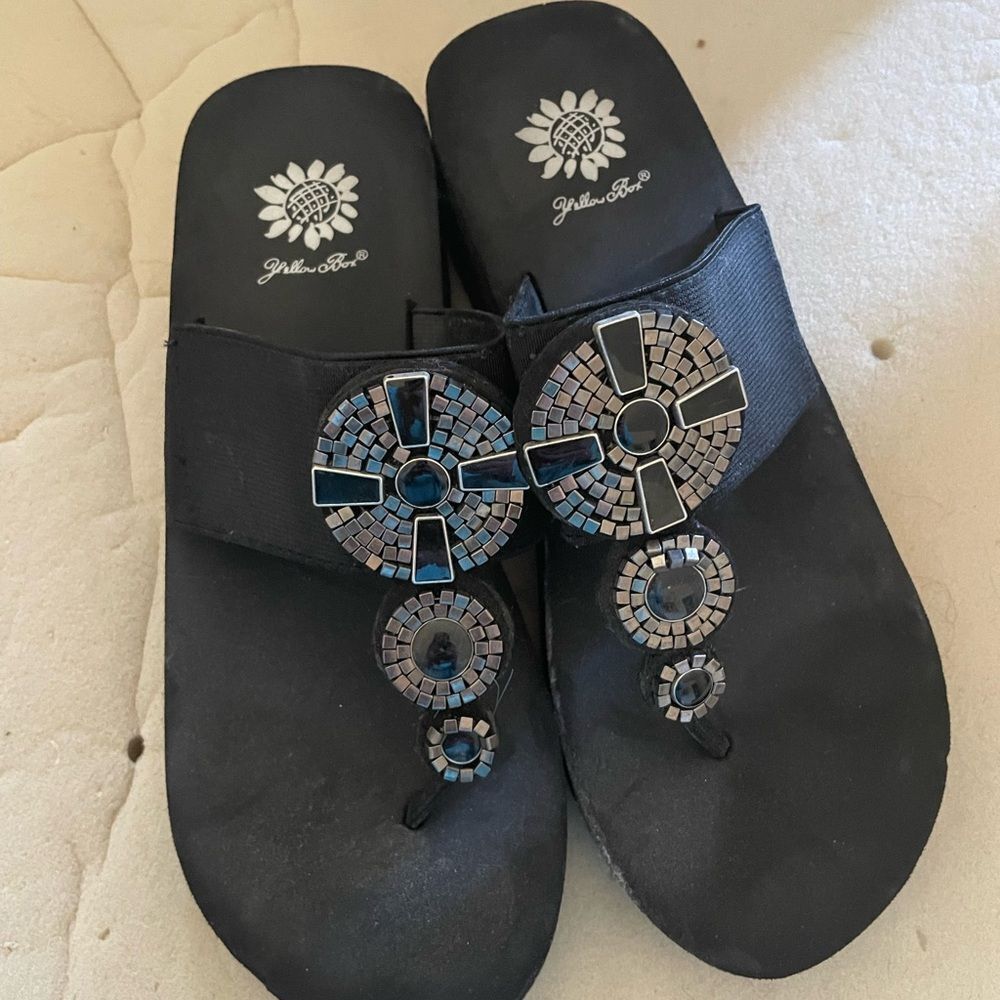 Yellow Box size Black Beaded Sandals size 8.5 great condition - Picture 1 of 3